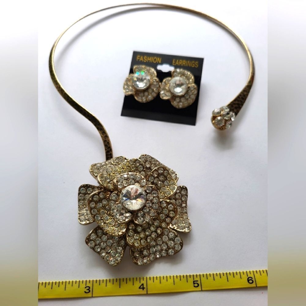 Stunning Classic Necklace and Earring Set NEW Never Worn.